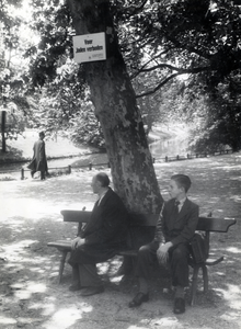 97545 Afbeelding van een bankje onder een boom in het singelplantsoen langs de Stadsbuitengracht te Utrecht, ter hoogte ...